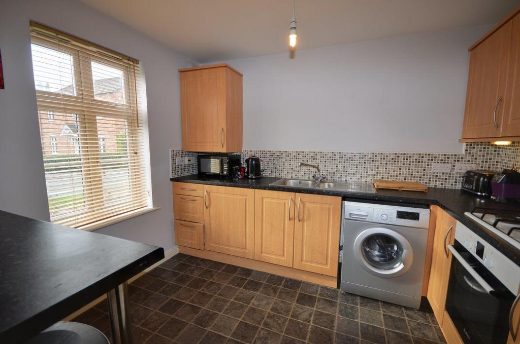 Lake View, Pontefract, WF8 3 bed terraced house to rent £850 pcm (£