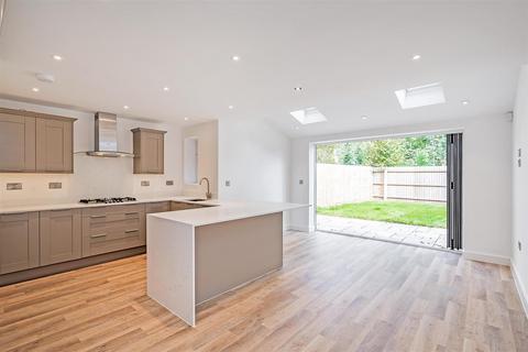 4 bedroom semi-detached house to rent - Collier Gardens, Tidbury Green