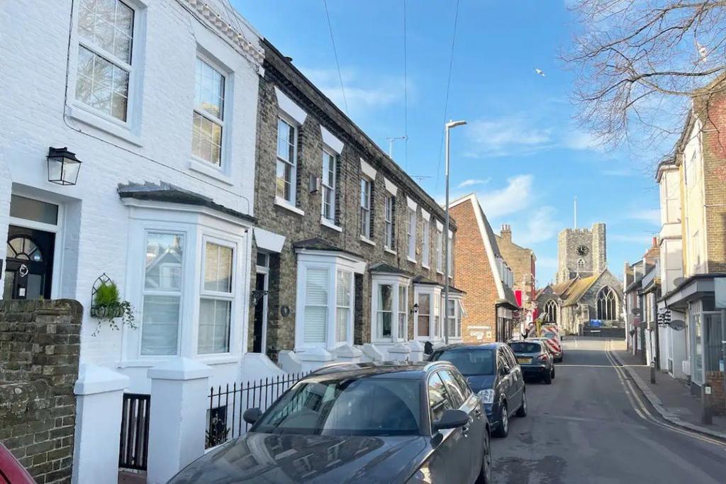 High Street, St Peters, Broadstairs, CT10 2TQ 3 bed house £1,500 pcm (£346 pw)