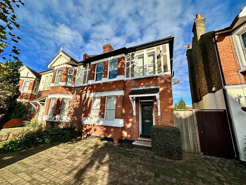 Grange Road, Leigh On Sea, Essex 1 bed flat £1,250 pcm (£288 pw)