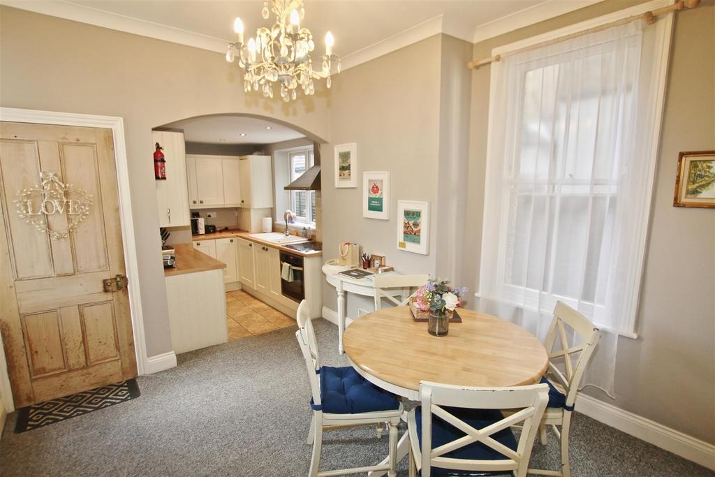 Grange Road, Leigh On Sea, Essex 1 bed flat £1,250 pcm (£288 pw)