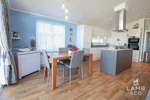 2 bedroom mobile home for sale, St. Johns Road, Clacton-On-Sea CO16