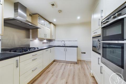 2 bedroom flat for sale, Wood Moor Court, Sandmoor Avenue