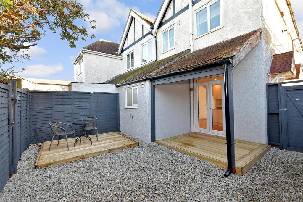 Hillfield Road, Selsey, Chichester, West Sussex 2 bed ground floor flat