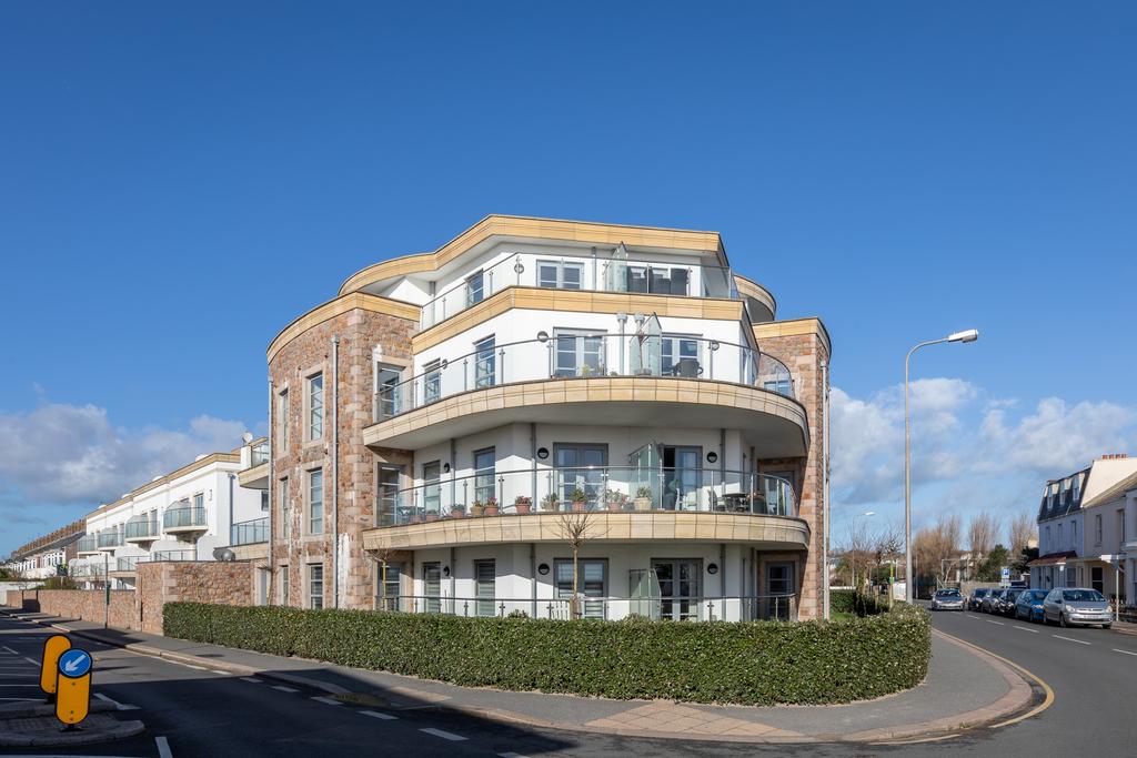 Coast Road, St. Clement, Jersey 2 bed apartment £1,750 pcm (£404 pw)