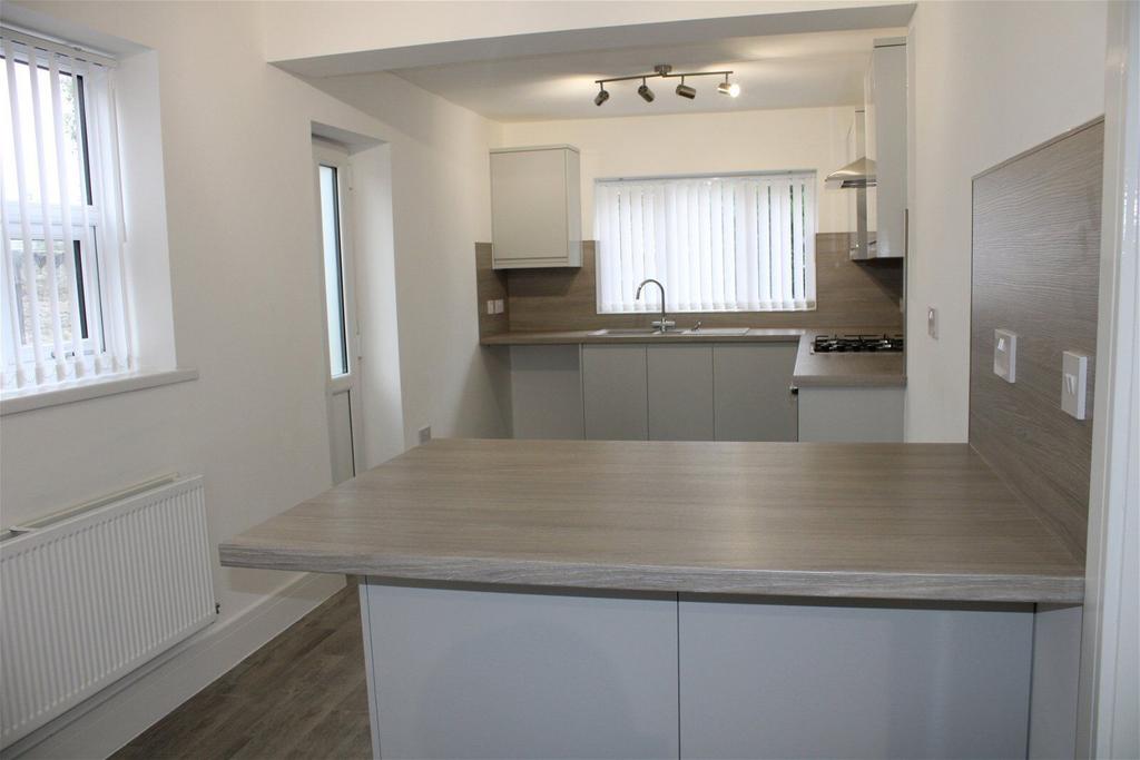35 Esonwood Road kitchen 3 1697028392686.jpg