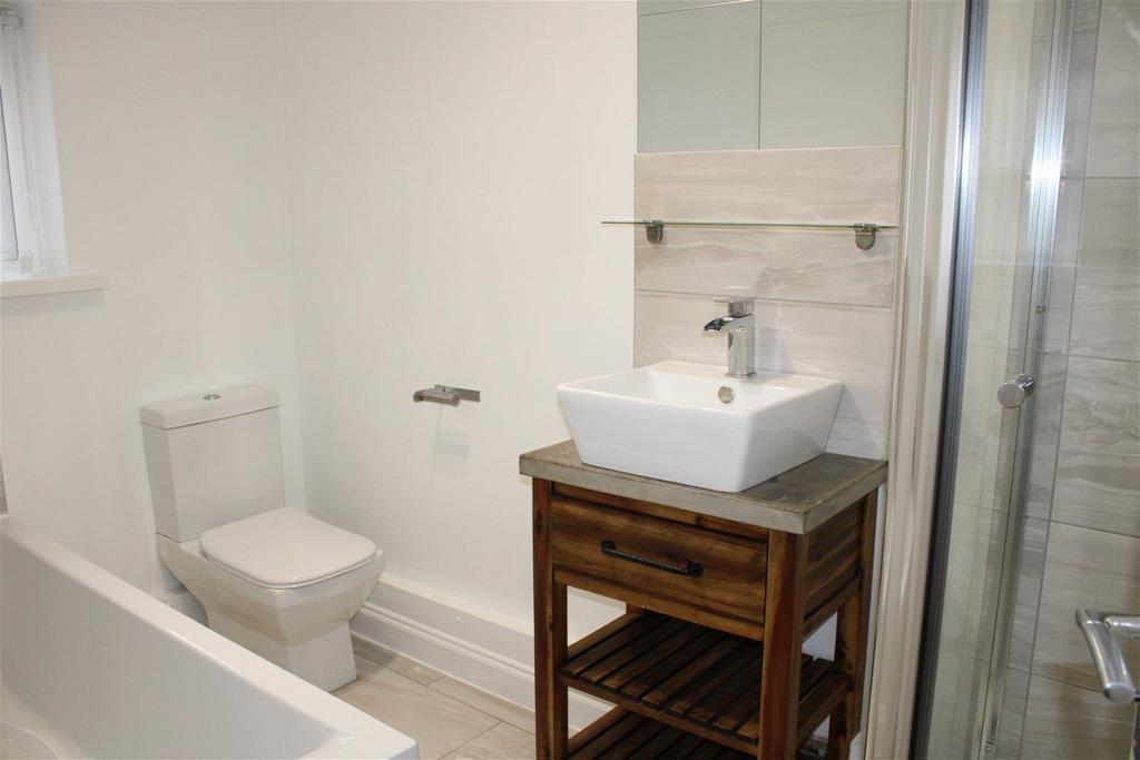 35 Esonwood Road bathroom 1697028369929.jpg