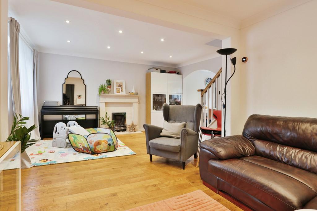 Brandon Way, Kingswood, Hull, HU7 3EL 3 bed detached house for sale £