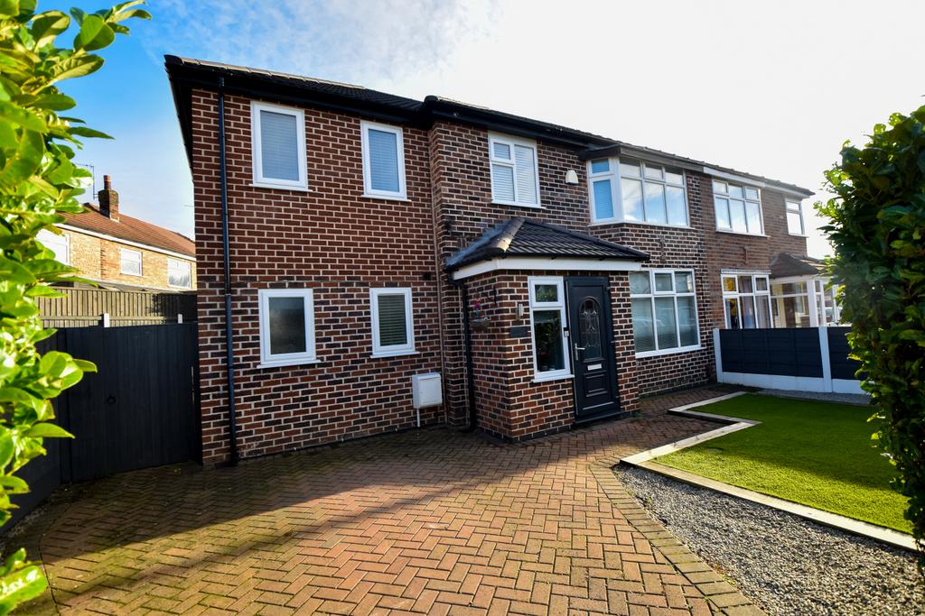 Newcroft Crescent, Urmston, M41 4 bed semidetached house for sale £