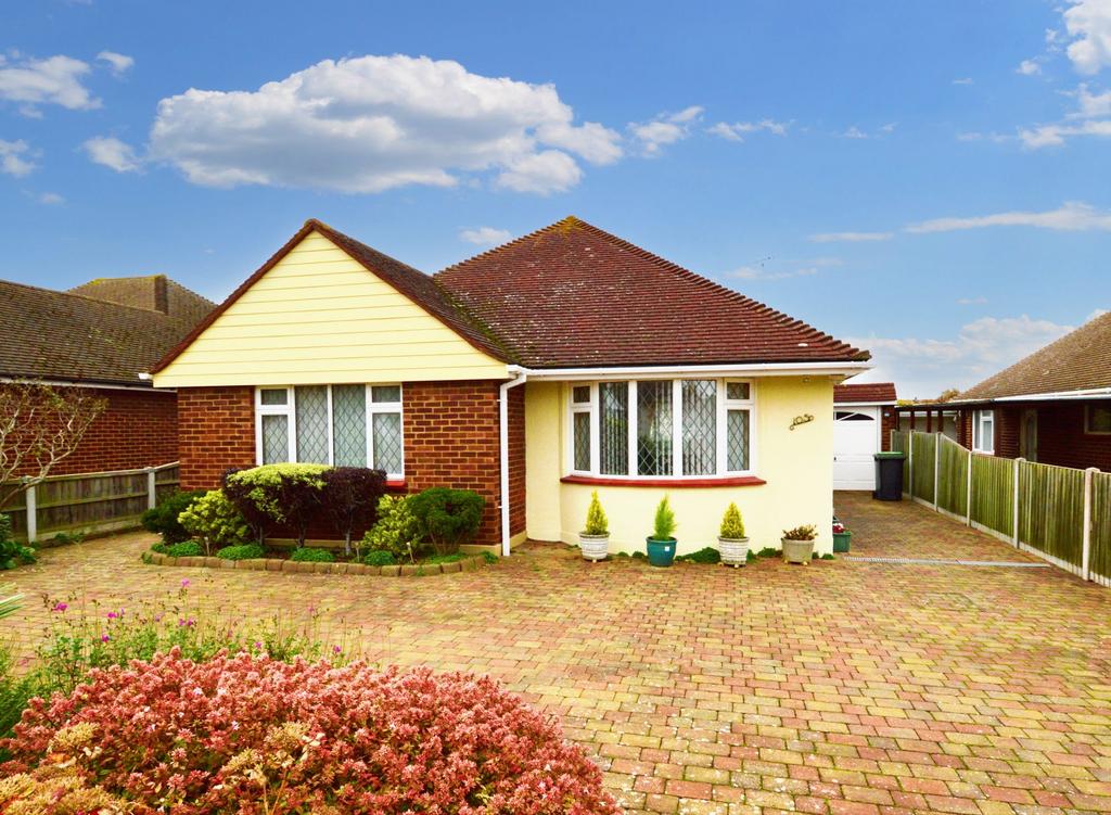 St. James Avenue, Thorpe Bay, SS1 3 bed detached bungalow for sale £