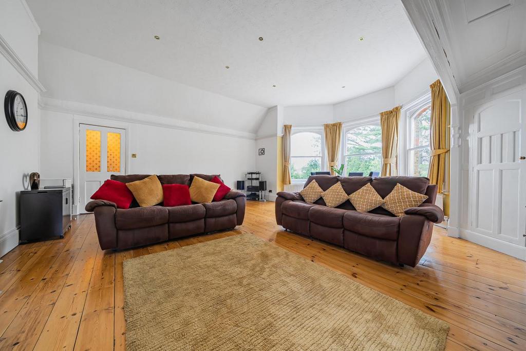 Kingswood Road, Bromley 2 bed flat £475,000