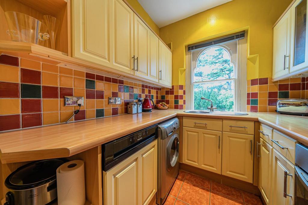 Kingswood Road, Bromley 2 bed flat £475,000