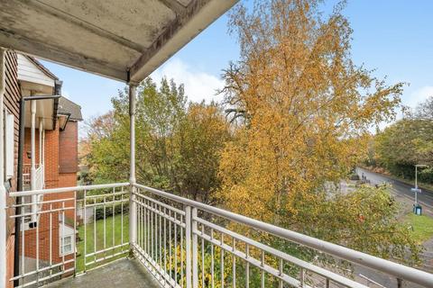 2 bedroom flat for sale, Woking,  Surrey,  GU22