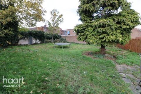 3 bedroom end of terrace house for sale - Elms Gardens, Dagenham