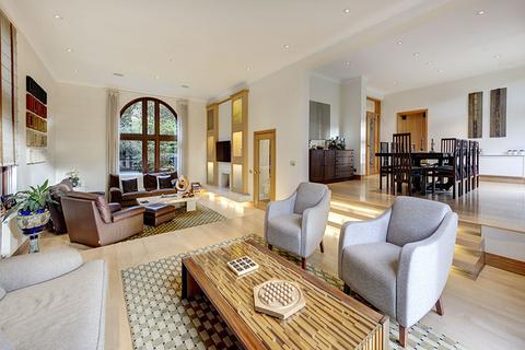 18 Highfields Grove, London, N6 6HN