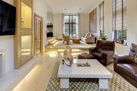 18 Highfields Grove, London, N6 6HN