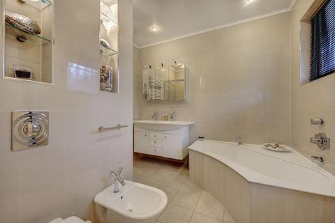 18 Highfields Grove, London, N6 6HN