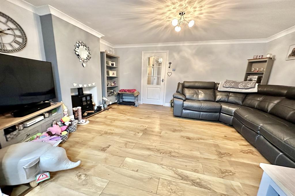 Warner Close, Rayne, Braintree, CM77 3 bed house for sale £375,000