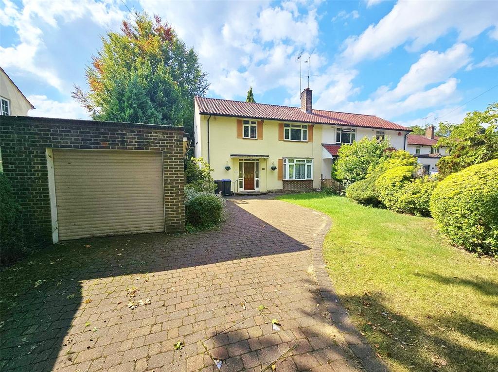 Sheerwater Road, Woking, Surrey, GU21 4 bed semidetached house £