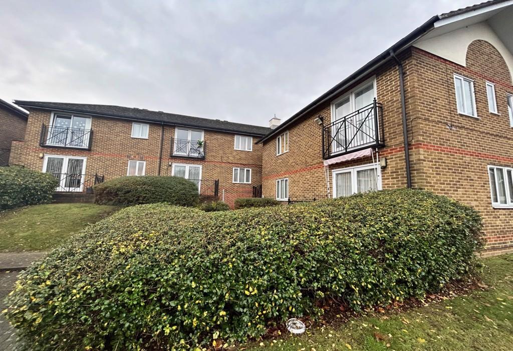 Port Rise, Chatham, Kent 2 bed flat £1,100 pcm (£254 pw)