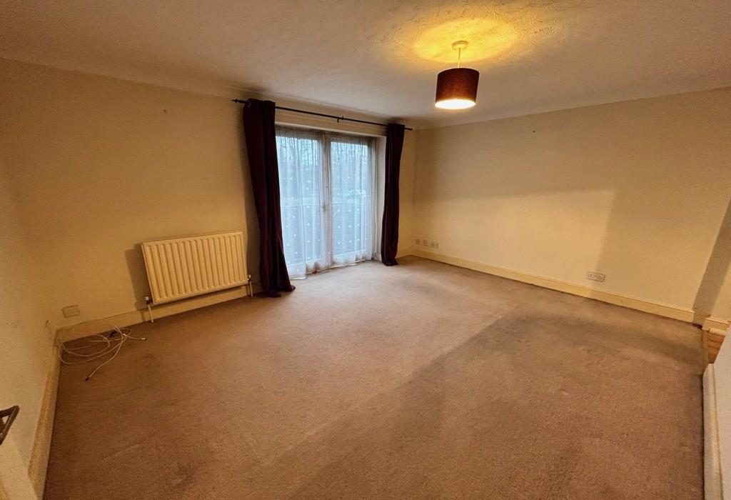 Port Rise, Chatham, Kent 2 bed flat £1,100 pcm (£254 pw)