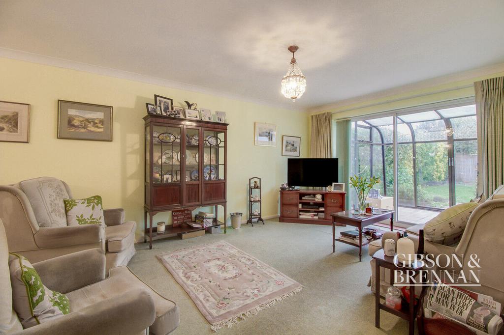 Teigngrace, Southendonsea, SS3 2 bed detached bungalow £415,000