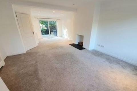 3 bedroom terraced house to rent, Weydon Hill Close, Farnham