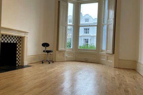 Studio to rent, Priory Road, London, NW6