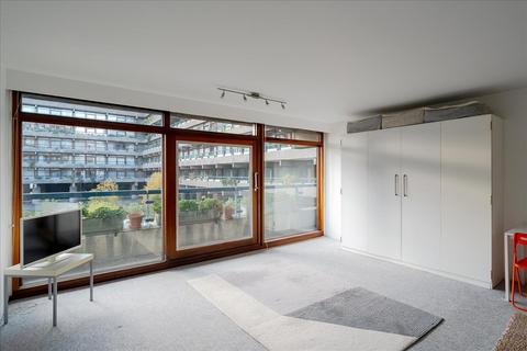 Studio to rent, Bryer Court, Barbican, London, EC2Y