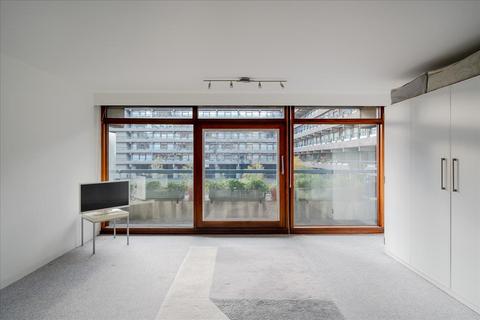 Studio to rent, Bryer Court, Barbican, London, EC2Y