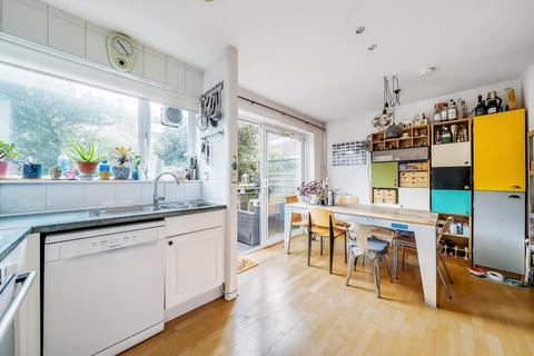 21 Kingfisher Drive, Richmond, TW10 7UF