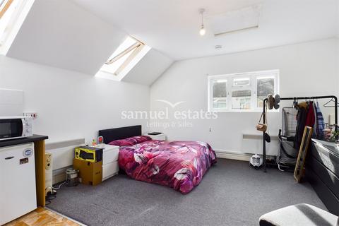 Studio to rent, Silverleigh Road, Thornton Heath, CR7