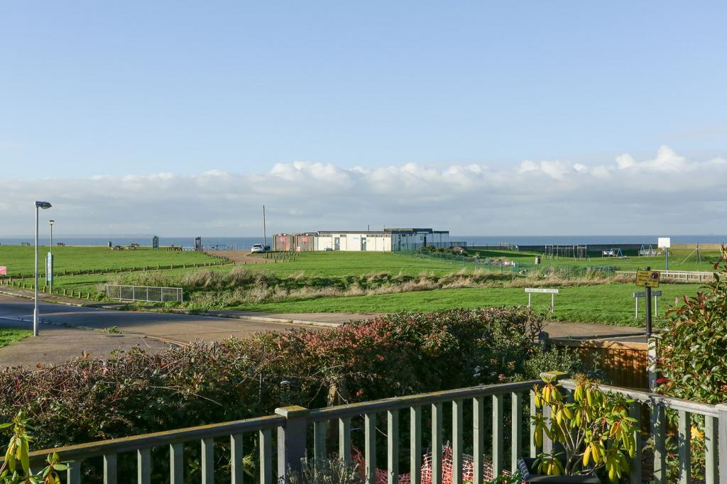 West Cliff Drive, Herne Bay, CT6 4 bed detached bungalow for sale £