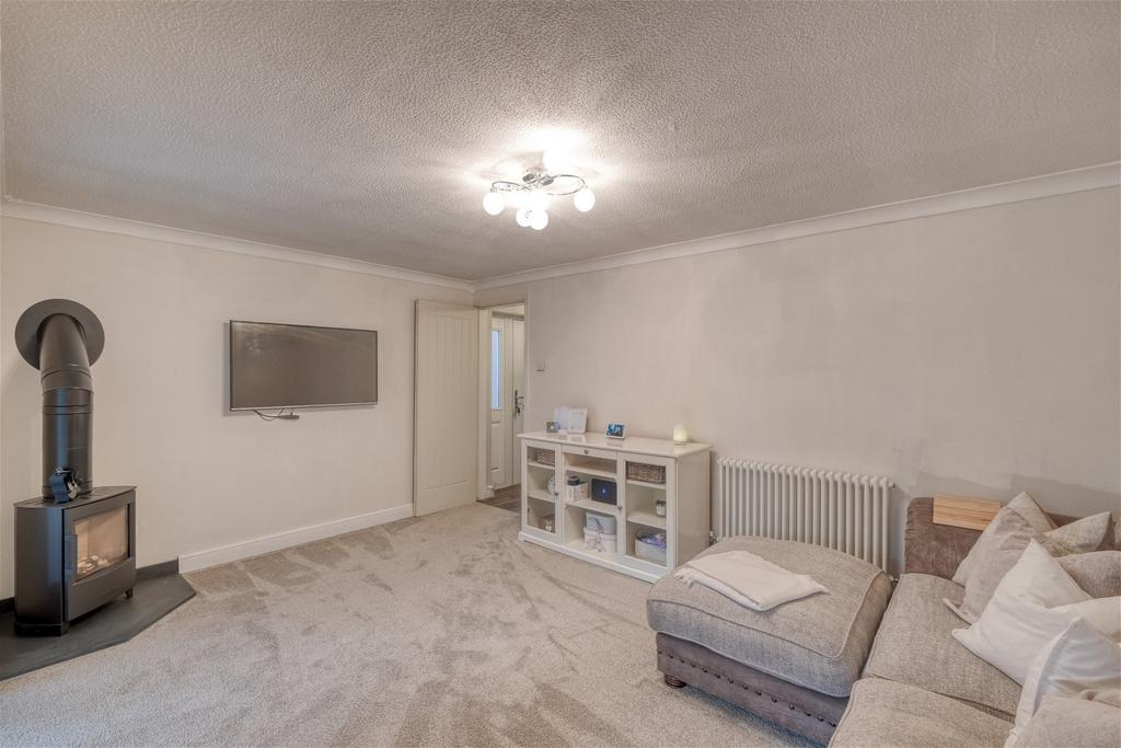 Kingscote Close, Church Hill North, Redditch B98 9LJ 3 bed semi