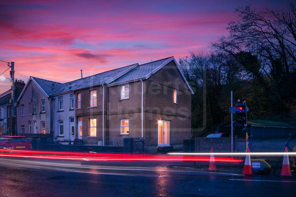 Station Road, Ystradgynlais, Swansea... 4 bed end of terrace house £