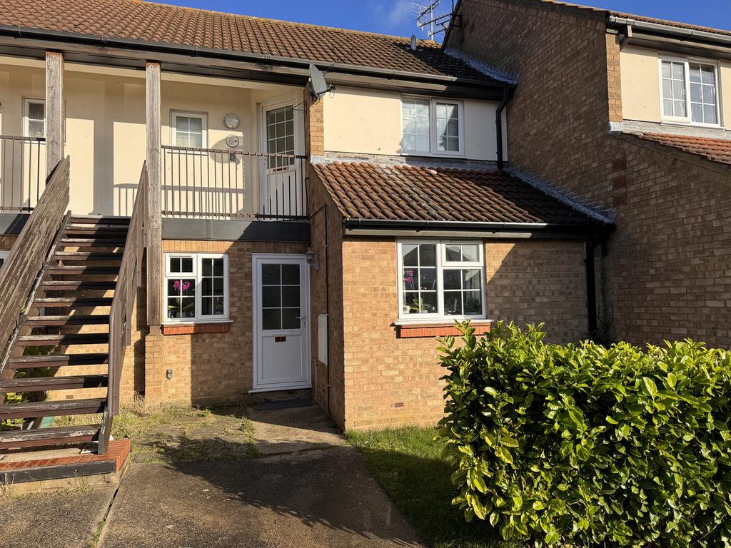 Moat Rise, Rayleigh, SS6 2 bed flat - £1,200 pcm (£277 pw)