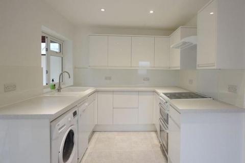 4 bedroom detached bungalow to rent - Connaught Road, Fleet GU51