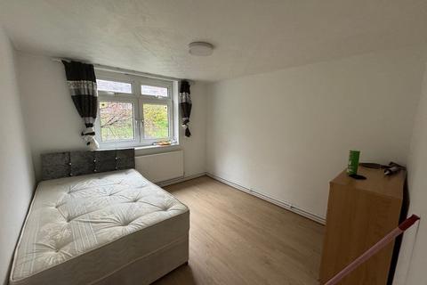 4 bedroom flat to rent - Edgecot Grove, Seven Sisters