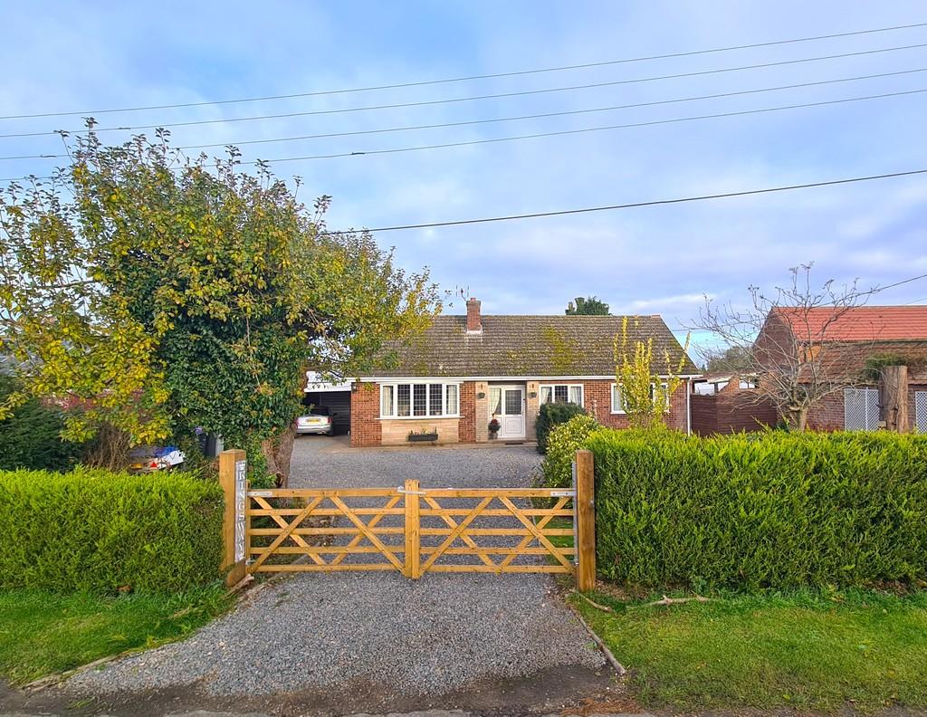 North Road, Tattershall Thorpe LN4 3 bed detached bungalow for sale £450,000