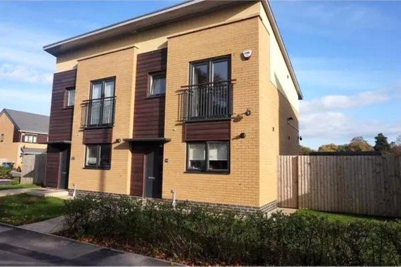 Halton Brook Avenue, Runcorn 2 bed townhouse £800 pcm (£185 pw)