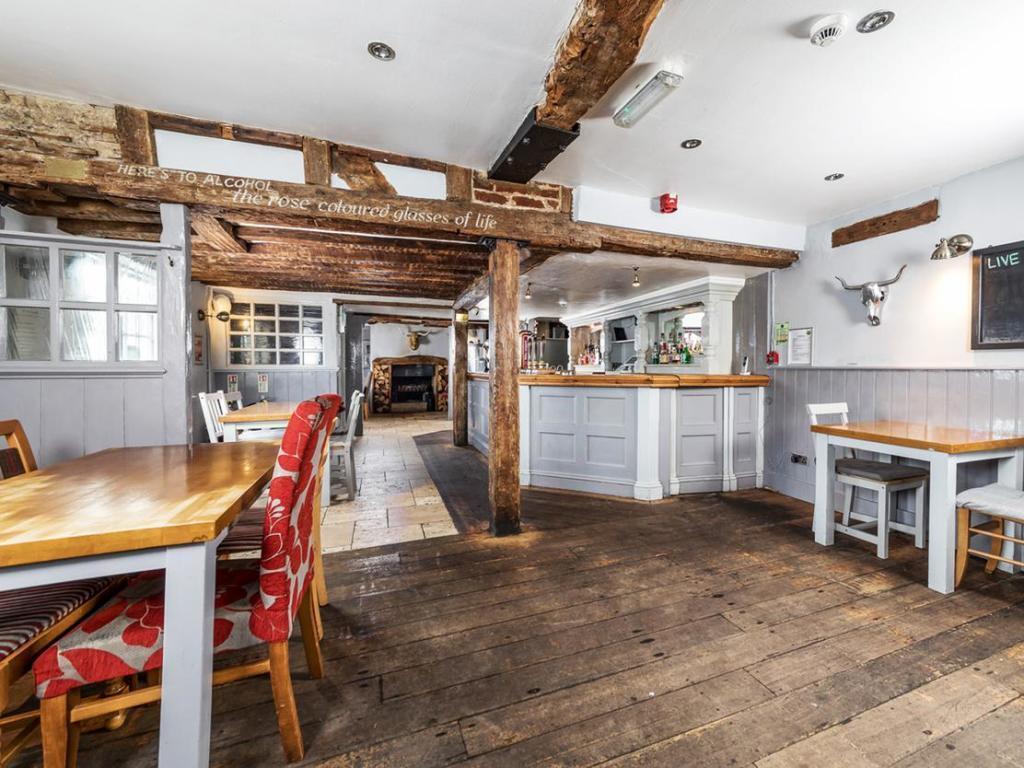 Bedford Road, BartonleClay, Bedfordshire, MK45 4LL 5 bed house for