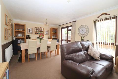 2 Warminster Close, Luton, LU2 8UJ