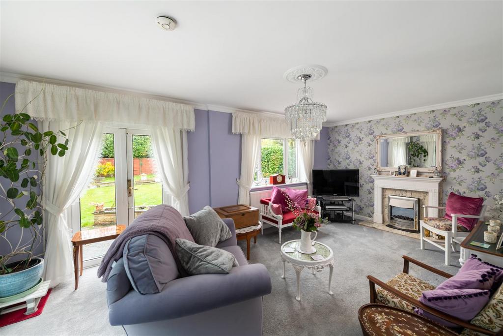 Cheyne Walk, Horley 3 bed detached bungalow for sale £625,000