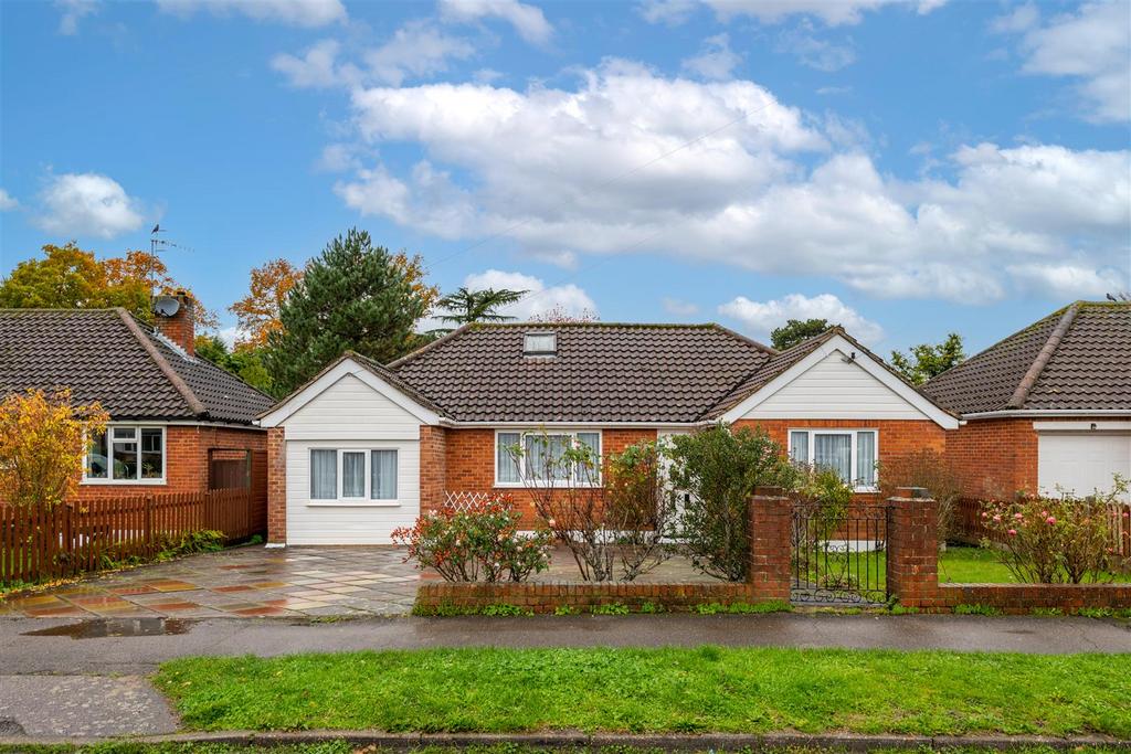 Cheyne Walk, Horley 3 bed detached bungalow for sale £625,000