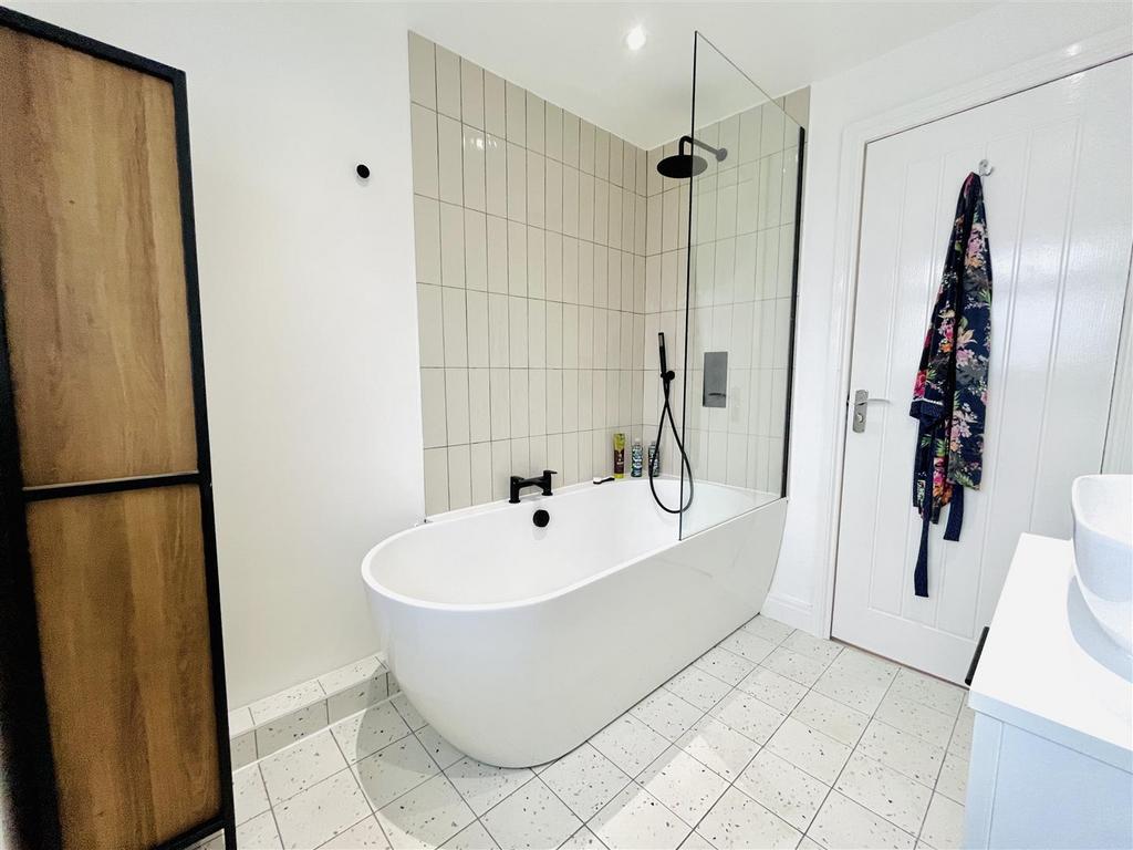 Family Bathroom Aspect 2