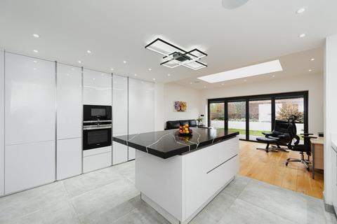 8 De Mel Close, Epsom, KT19 7EL