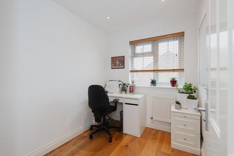 8 De Mel Close, Epsom, KT19 7EL