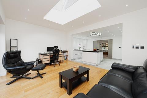 8 De Mel Close, Epsom, KT19 7EL