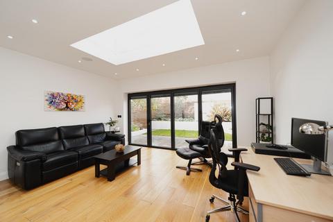 8 De Mel Close, Epsom, KT19 7EL