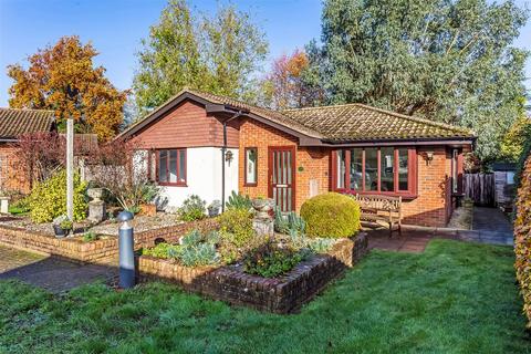 2 bedroom detached bungalow for sale - Oakmead Green, Epsom